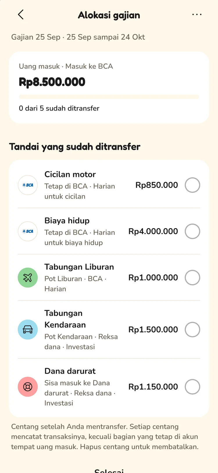 Layar Alokasi gajian dengan data contoh: uang masuk dan daftar pos yang ditandai sudah ditransfer.